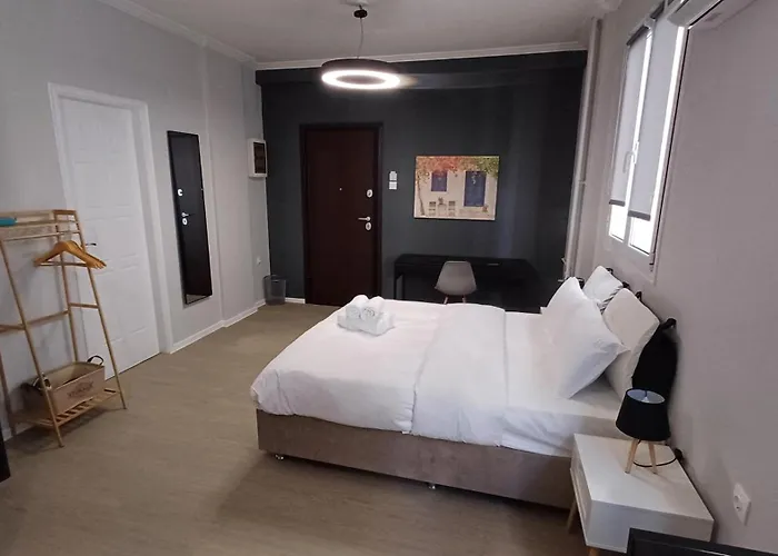 Aiolou Street Rooms & Apartments